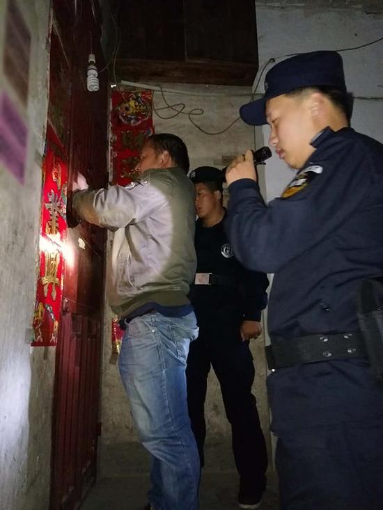 威海粗心妈妈误将幼女锁家中 民警全城寻开锁师傅开门